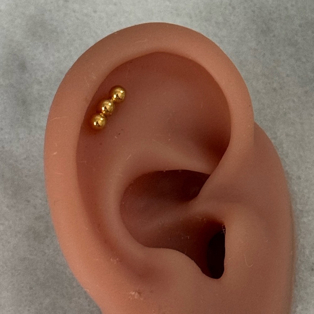 Gold Beaded Bar Cartilage Earring 

Brand New

Gold Plated Stainless Steel